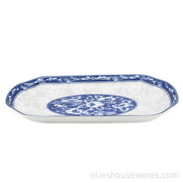 Blauwe en witte keramische ovale plaat